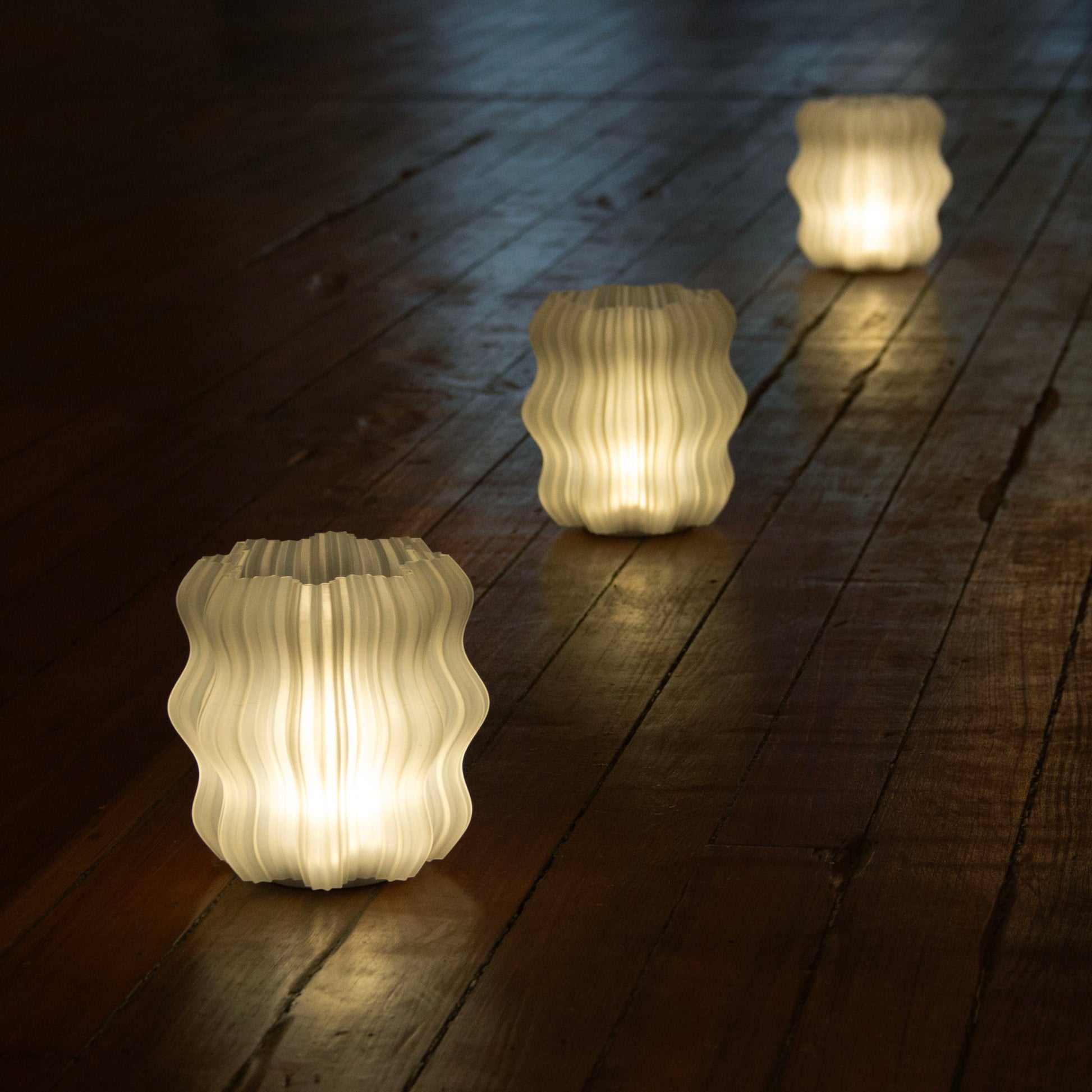 Mini Wavy Lamp side view showing compact silhouette and short stature