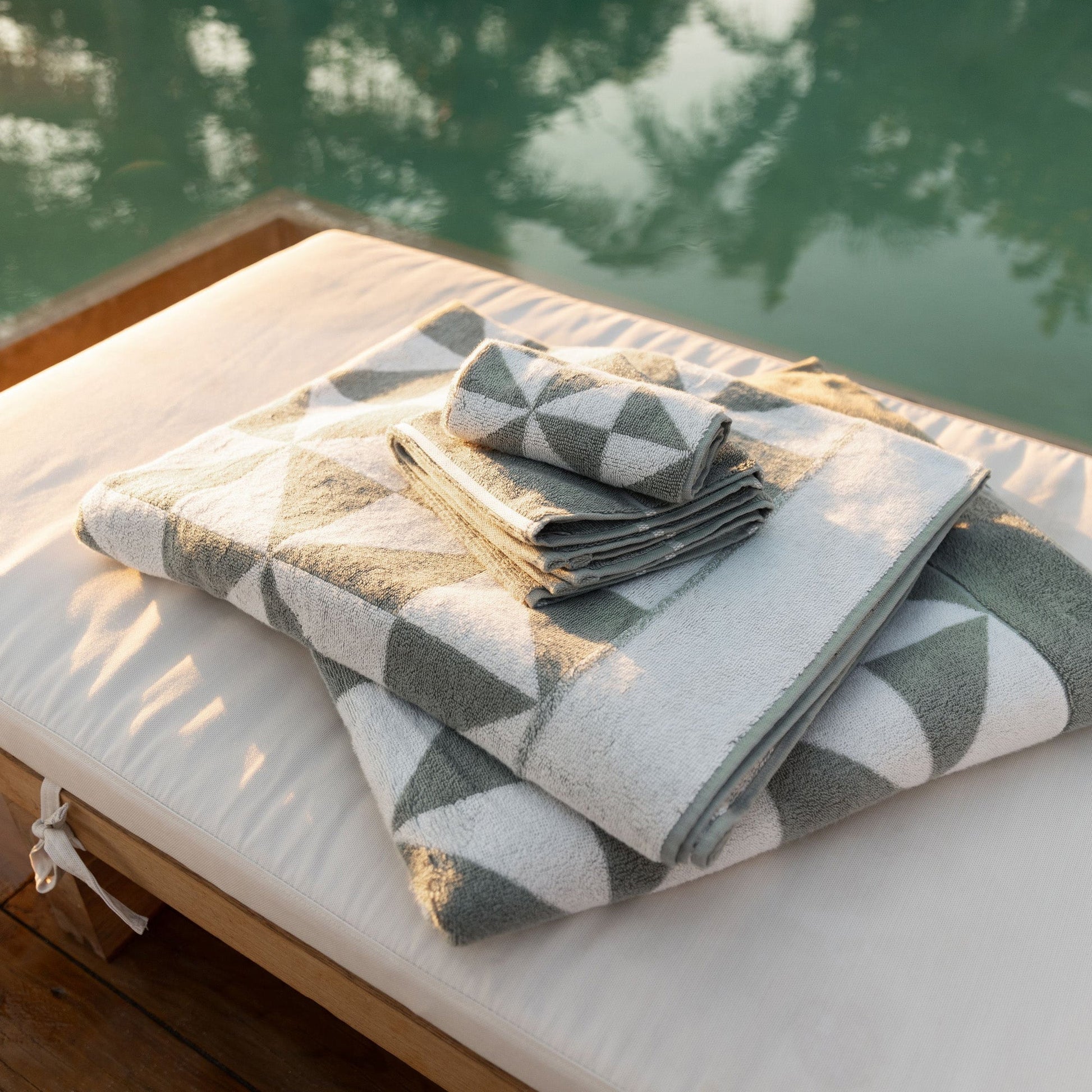 Italic Umbra luxe towel set arranged neatly on display surface